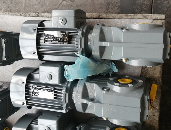 915KF47.jpg