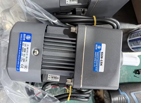 400W永磁減速電(diàn)機(jī)用在收縮包裝機(jī)上.jpg